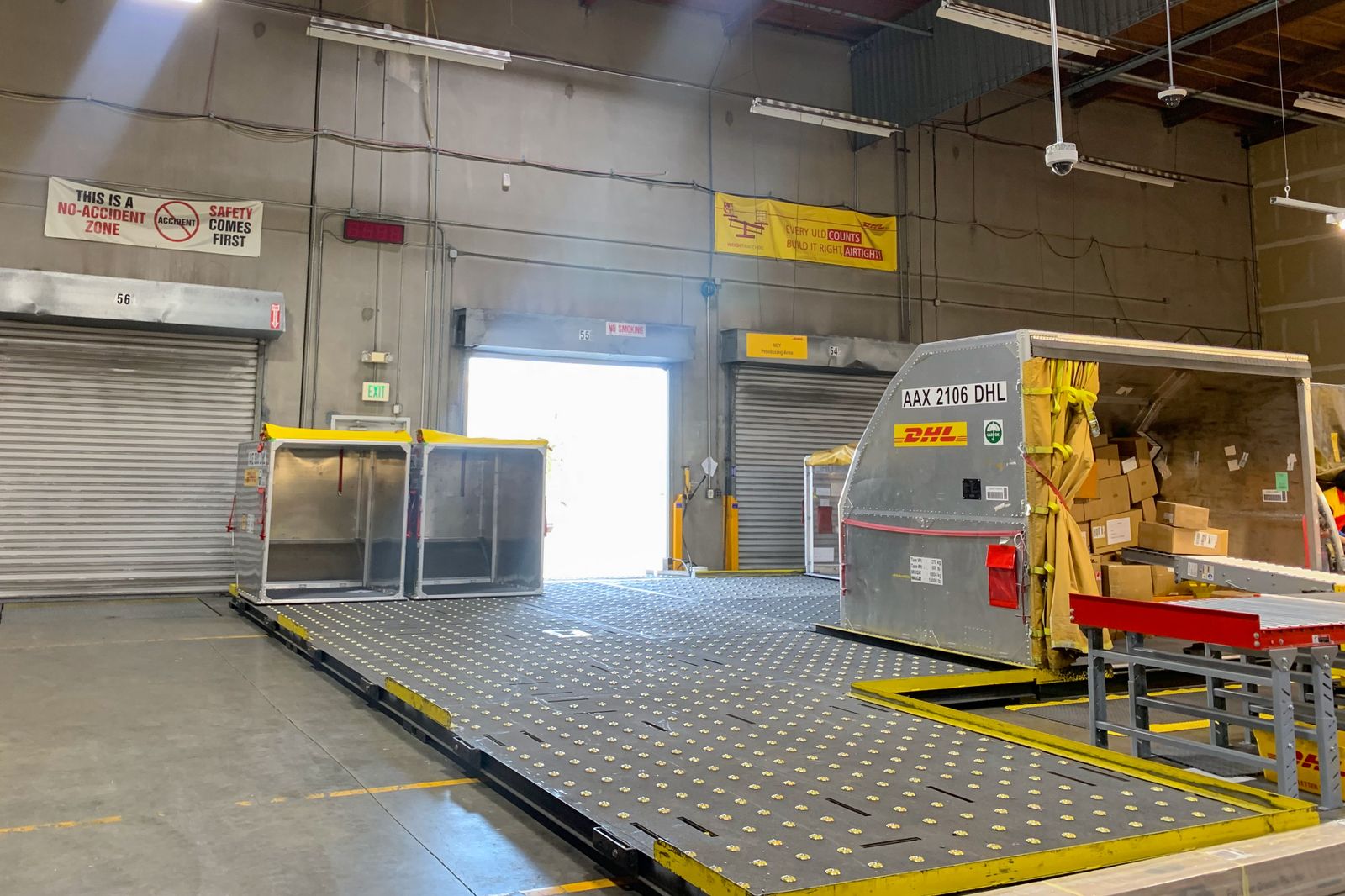 How a DHL center in Seattle moves 4,000 packages daily