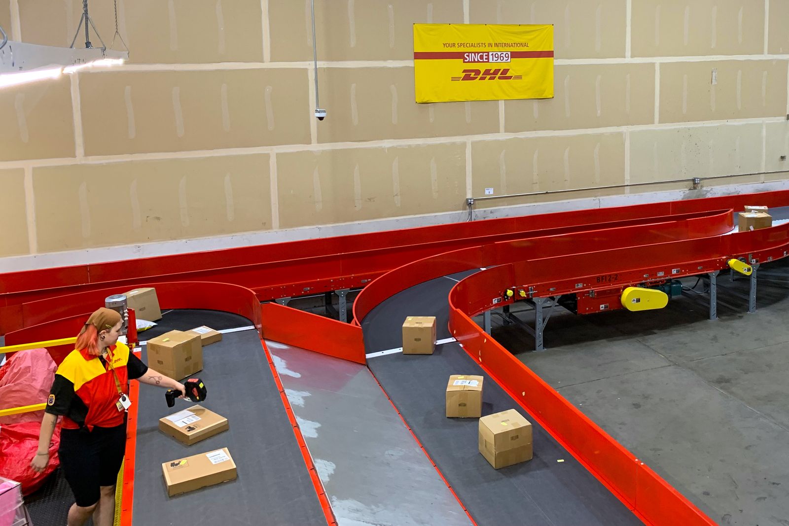 How a DHL center in Seattle moves 4,000 packages daily