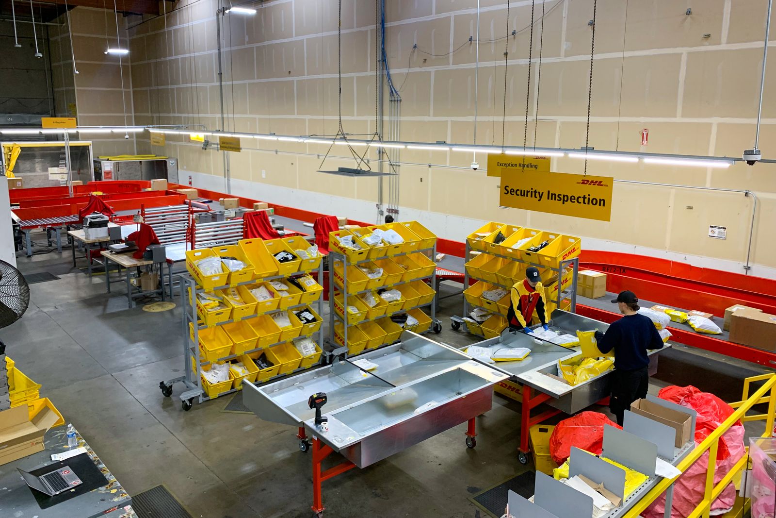 How a DHL center in Seattle moves 4,000 packages daily