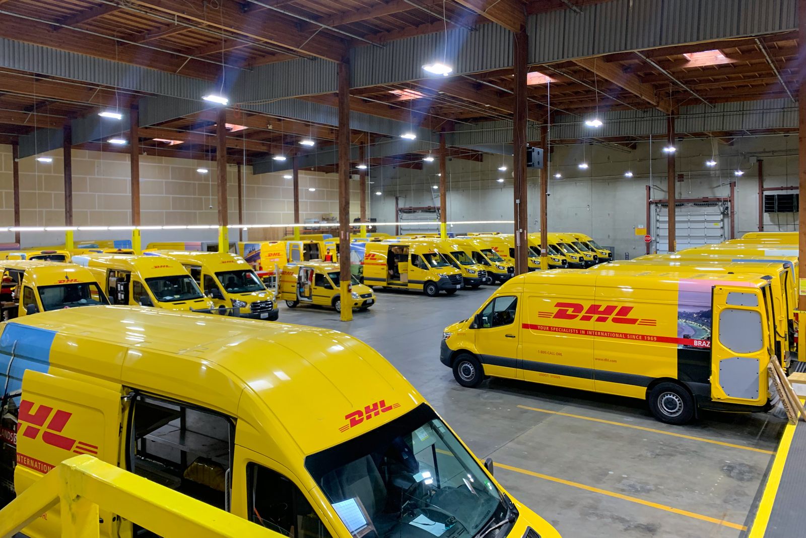 How a DHL center in Seattle moves 4,000 packages daily